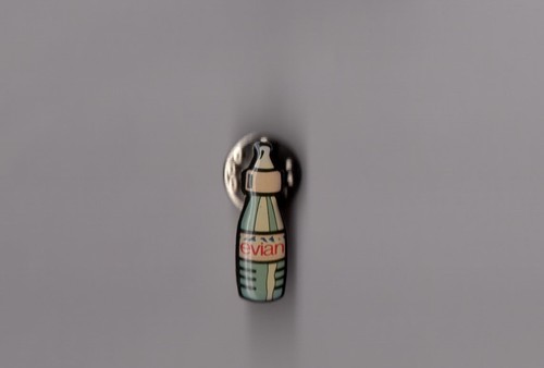 Pin evian bouteille avec - pin's,