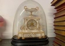 Belle pendule en albâtre sous