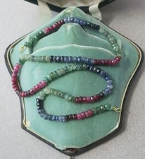Superbe collier saphir rubis émeraude naturels 97cts anneaux bout or 18 carats