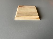 socle carré en bois brut pour