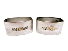 Paire de ronds de serviette en métal argenté " Monsieur " " Madame "