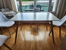 TABLE BLANCHE PIEDS BOIS ASSEZ BON ETAT 120 X 80 + 1 RALLONGE