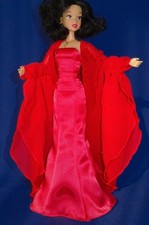 Barbie tenue Red Carpet robe fourreau satinée rouge & manteau en voile rouge inc