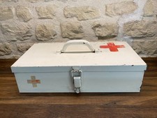 Boîte de secours ancienne en