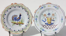 PAIRE DE SOUCOUPES EN FAIENCE