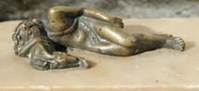 ancien bronze femme couchée