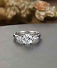 Bague de fiançailles ronde 2 carats véritable moissanite accents de poire tri...