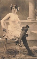 Jeune femme aux seins nues