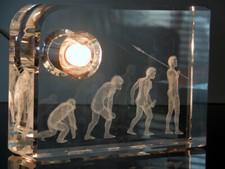 ?? Originale lampe 3D " Les origines de l’homme " dans un bloc de verre