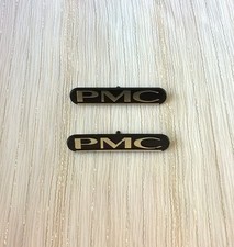 Paire de badges de haut-parleur PMC avec logo gravé doré originaux et vintage
