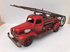 Camion de pompiers avec grande échelle genre US 1950 en tôle objet de décoration