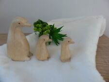 Trois statuettes famille de pingouins en bois clair Vintage