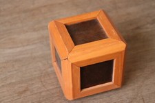 Ancien objet  de maîtrise en bois , cube , sculpture , casse tête  , curiosité