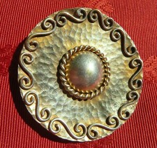 BROCHE ART DÉCO ancienne ROSACE métal doré martelé frise de VOLUTES Ø:5,4 cm