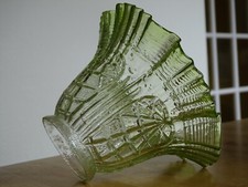 UN ANCIENNE TULIPE A GRIFFE VERRE COLORER VERT ANIS  STYLE ART DECO