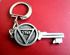 Ancien porte cle panneau stop flèche