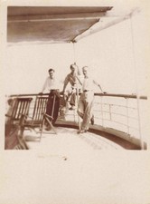 ANCIENNE PHOTOGRAPHIE SUR UN PAQUEBOT TRIO D'HOMMES PRENNENT LA POSE