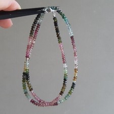 collier raffiné fin en pierre