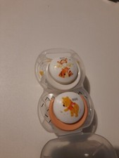 2 tétines / sucettes NUK avec sa boite de rangement