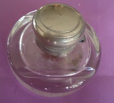ancien encrier en verre épais et bouchon metal argenté  Bureau fin XIXe début XX