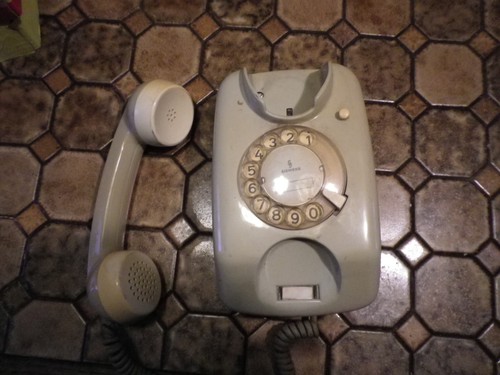 Ancien téléphone mural - téléphone,
