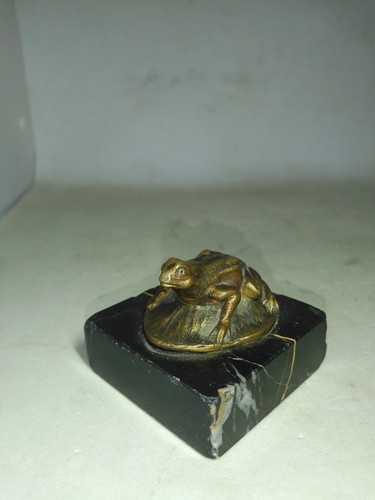 Ancien bronze grenouille sur - bronze,