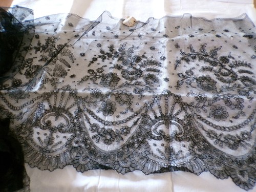 Dentelle ancienne chantilly