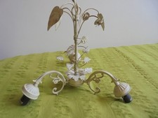 Ancien lustre plafonnier en tôle métal  beige fleurs et feuilles 3 feux H 52 cm