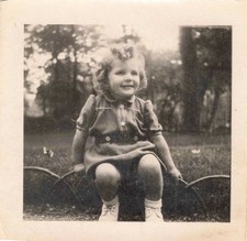 ANCIENNE PHOTOGRAPHIE ENFANT PREND LA POSE DANS UN PARC