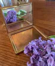 Poudrier en métal doré