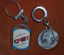 Porte-clés lot X 2 Monsieur CABY JEAN Médaille Augis + autre plastique