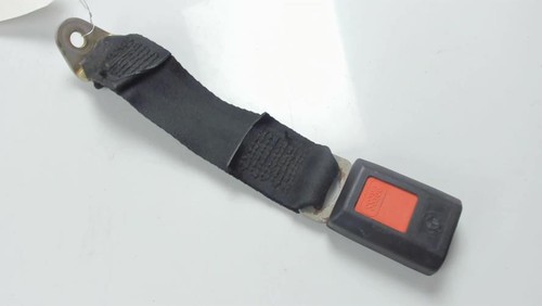 Attache ceinture arriere droit