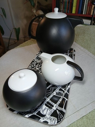 Porcelaine design noire - noire, et