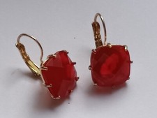 Les Néréides boucles d'oreilles dormeuses cabochons rouges
