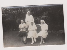 Photo anciennes femmes infirmières sages-femmes assises banc jardin ?