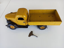 JOUET VEBE - CAMION PLATEAU REF 1300 JAUNE - MECANISME FONCTIONNEL AVEC SA CLEF
