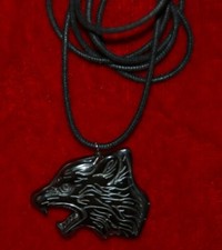 SUPERBE PENDENTIF TETE DE LOUP EN HEMATITE 3 cms x 3,5 cms - avec cordon noir