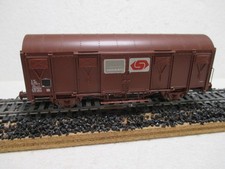 DEUX WAGONS COUVERTS DEUX ESSIEUX SERNAM SNCF ROCO HO