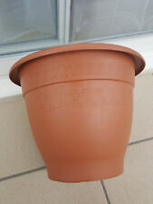 Grand pot de fleur plastique