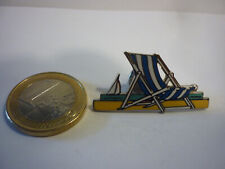 Pin's Démons et Merveilles , chaise longue , sable ,bateau , océan