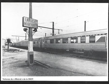 1980  --  LAROCHE MIGENNES . VOITURE DU TRAIN MISTRAL EN GARE . 3Z223