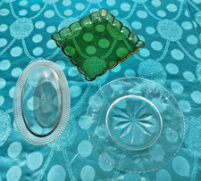 Lot de verrerie ancienne.  Une assiette, un beurrier et 1 plat carré teinté vert