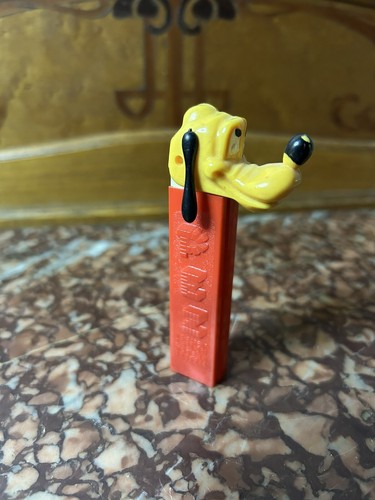 Pez pluto sans - sans, pied