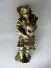 ANCIEN HEURTOIR DE PORTE ÉCOSSAIS  CORNEMUSE EN BRONZE