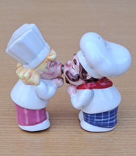 SALIERE+POIVRIERE COUPLE DE CUISINIER QUI S'EMBRASSENT EN CERAMIQUE TBE