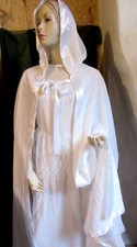 Cape longue, capuche, satin blanc aspect froissé, applications sequins, perles.