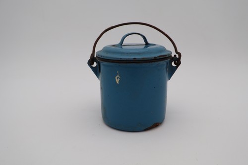 Ancien pot émaillé bleu avec