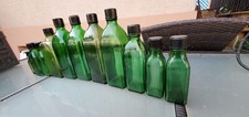 Collection ancienne de bouteilles en verre vert – Flacons pharmaceutiques gravés