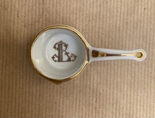 Petite casserole miniature en porcelaine du restaurant Lasserre Paris