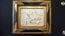 ancien cadre en bois, sculpture en marbre scène de chasse au sanglier